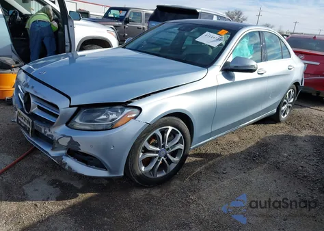 2017 Mercedes-Benz C 300 z USA, uszkodzony, nr VIN 55SWF4JB1HU190421